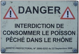 Panneau d'interdiction de la pêche dans le Rhône en raison du DDT