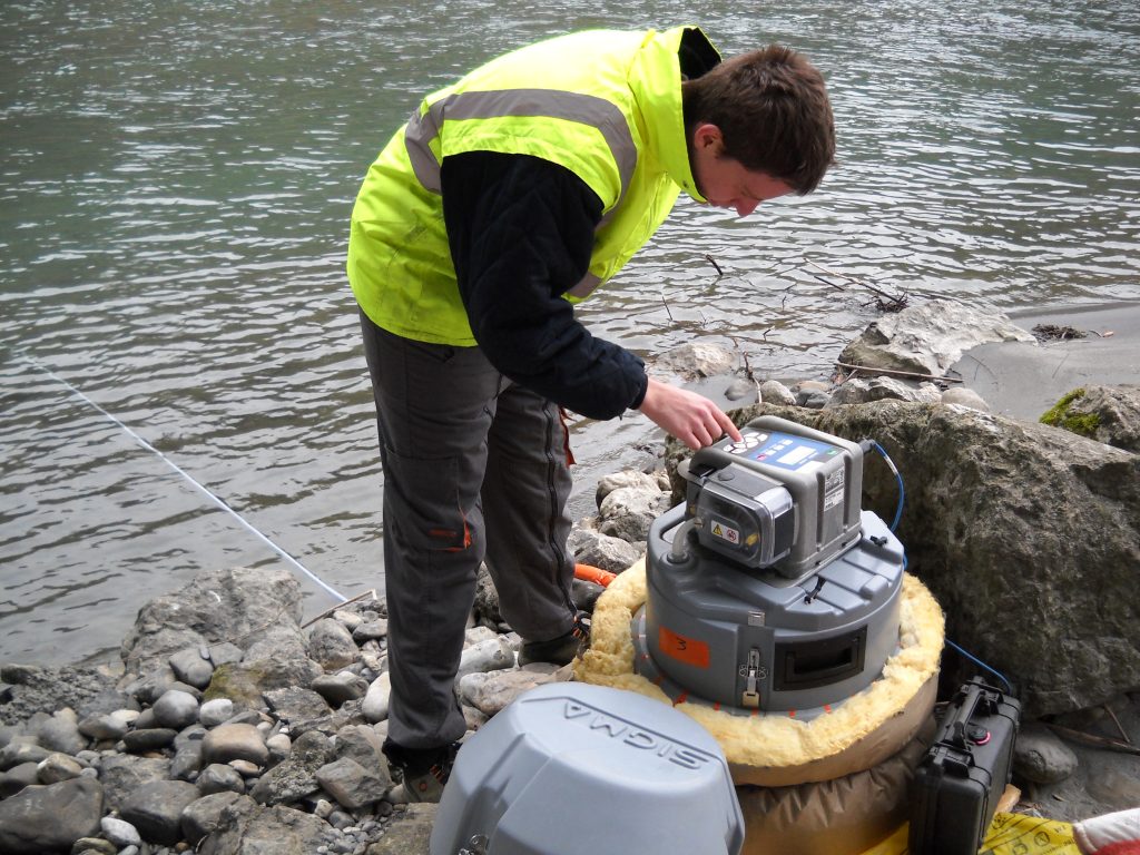 Evaluer les effets des polluants chimiques sur l’environnement - Prélèvement d'eau dans une rivière