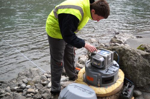 Evaluer les effets des polluants chimiques sur l’environnement - Prélèvement d'eau dans une rivière