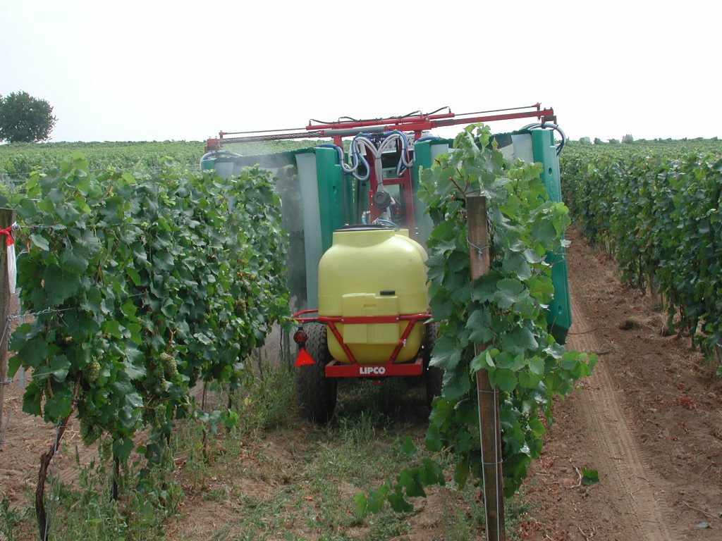 Epandage de pesticides dans les vignes