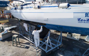 Application de peintures antifouling sur un bateau