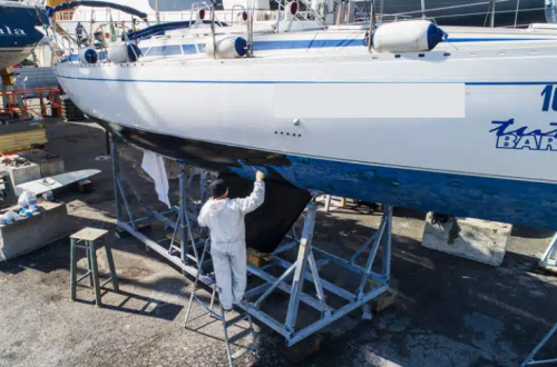 Application de peintures antifouling sur un bateau
